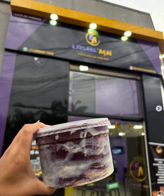 Pote de açaí em frente à Explore Açaí Mauá Centro